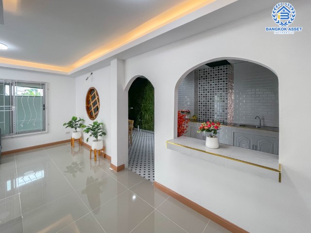 *****ทาวน์เฮ้าส์มือสองย่านกรุงเทพฯ ม.ไอ ดีไซน์ วงแหวน-รามอินทรา #หลังมุม เนื้อที่กว้างขวางมากถึง 30.4 ตร.ว. ฟังก์ชันจัดเต็ม 4 ห้องนอน 2 ห้องน้ำ 1 ที่จอดรถ บ้านสภาพสวย น่าอยู่อาศัย  บนทำเลเยี่ยม เชื่อมต่อถ.วงแหวน-รามอินทรา ถ.คู้บอน ถ.ปัญญา-รามอินทรา ถ.จตุโชติ ใกล้แฟชั่นไอส์แลนด์